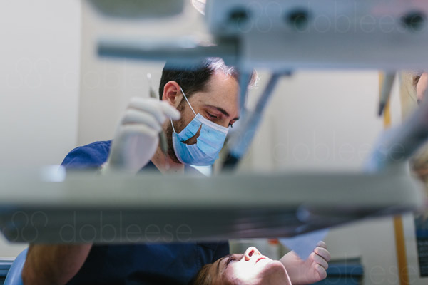 Aplicando implante dental en quirófano Aplicando implante dental en quirófano