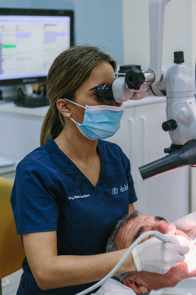 Tratamiento de encías basado en una limpieza profunda para eliminar el sarro y las bacterias en Clínica Dental Dobleese